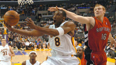 Kobe Bryant zieht zum Korb