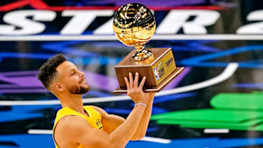 Stephen Curry mit der Trophäe im Jahr 2021.