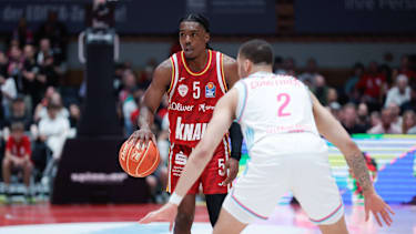 Marcus Carr im Duell mit Alijah Comithier.
