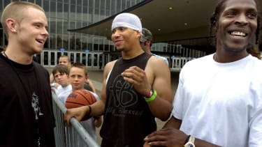 News: AND1 Streetball Jun 11, 2006; Camden, NJ, USA; Grayson The Professor Boucher of Keizer talks with his fans before the AND1 streetball basketball game at the Rose Garden in Portland on June 11, 2006. Portland Oregon USA, EDITORIAL USE ONLY PUBLICATIONxINxGERxSUIxAUTxONLY Copyright: xAndreaxJ.xWrightx 17861480