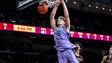 Steinbach spielte an der University of Washington.