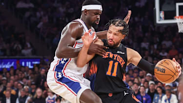 Jalen Brunson im Duell mit Adem Bona.