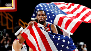 Olympics: Basketball-Men Finals - Gold Medal Match, Aug 7, 2021; Saitama, Japan; United States forward Kevin Durant (7) celebrates winning the gold medal against France in the men s basketball gold medal game during the Tokyo 2020 Olympic Summer Games at Saitama Super Arena. Mandatory Credit: Geoff Burke-USA TODAY Sports, 07.08.2021 13:24:48, 16526427, Kevin Durant, France, United States, Olympics, Saitama Super Arena, wow PUBLICATIONxINxGERxSUIxAUTxONLY Copyright: xGeoffxBurkex 16526427