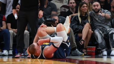 Nikola Jokic verletzte sich in Miami am Knie.