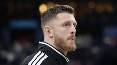 Isaiah Hartenstein verfolgt den Supercup als Zuschauer.
