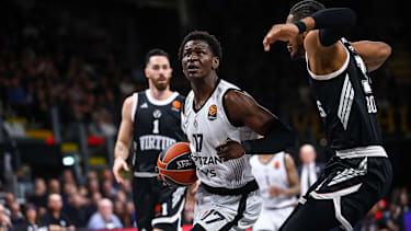 Isaac Bonga zieht zum Korb.