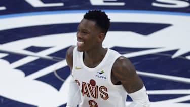 Dennis Schröder lacht.