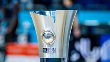 Basketball Berlin 17.11.2025 Saison 2025 2026 BBL-Pokal Viertelfinale Männer, Herren Alba Berlin - Science City Jena BBL Pokal Trophäe *** Basketball Berlin 17 11 2025 Season 2025 2026 BBL Cup Quarter-finals Men, Men Alba Berlin Science City Jena BBL Cup Trophy