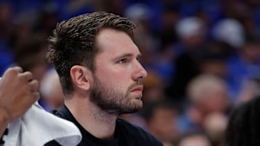 Luka Doncic auf der Bank in zivil.