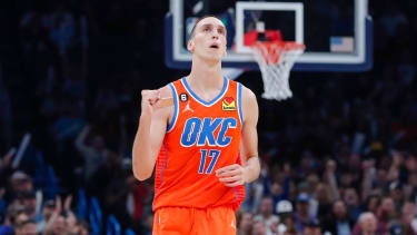 NBA, Basketball Herren, USA Milwaukee Bucks at Oklahoma City Thunder Nov 9, 2022; Oklahoma City, Oklahoma, USA; Oklahoma City Thunder forward Aleksej Pokusevski (17) gestures after scoring a basket against the Milwaukee Bucks during the second quarter at Paycom Center. Oklahoma City Paycom Center Oklahoma USA, EDITORIAL USE ONLY PUBLICATIONxINxGERxSUIxAUTxONLY Copyright: xAlonzoxAdamsx 20221109_JAB_aa4_181