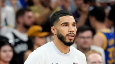 Olympics: Basketball-Men Group C - SRB-USA Jul 28, 2024; Villeneuve-d Ascq, France; United States small forward Jayson Tatum (10) warms up before a game against Serbia during the Paris 2024 Olympic Summer Games at Stade Pierre-Mauroy. Villeneuve-d Ascq Stade Pierre-Mauroy France, EDITORIAL USE ONLY PUBLICATIONxINxGERxSUIxAUTxONLY Copyright: xJohnxDavidxMercerx 20240728_jhp_pb5_0012
