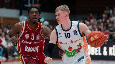 9.11.2025, Basketball, Herren, easy credit BBL, easy credit Bundesliga, BBL, Bundesliga, 7. Spieltag, Fitness First Würzburg Baskets - Rostock Seawolves Marcus Carr (Fitness First Würzburg Baskets, li.) gegen Åukasz Kolenda (Rostock Seawolves, re.) Würzburg tectake Arena Bayern Deutschland *** 9 11 2025, Basketball, Men, easy credit BBL, easy credit Bundesliga, BBL, Bundesliga, 7 Matchday, Fitness First Würzburg Baskets Rostock Seawolves Marcus Carr Fitness First Würzburg Baskets, li against Åukasz Kolenda Rostock Seawolves, re Würzburg tectake Arena Bayern Germany