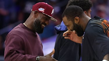 LeBron James schaute von der Bank zu.