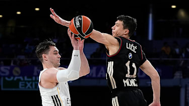 Real Madrid s Mario Hezonja (l) and FC Bayern Munich s Vladimir Lucic during Euroleague Regular Season Round 29 match. February 26, 2026. (2026022604)