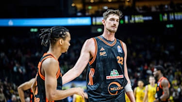 Tibor Pleiß darf sich auf ein Matchup mit Alba-Hühne Norris Agbakoko freuen. Beide sind exakt 2,18 Meter groß.