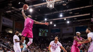easyCredit Basketball Bundesliga: Telekom Baskets Bonn - MLP Academics Heidelberg; 26.11.2023 Savion Flagg (Telekom Baskets Bonn, 1) springt Richtung Korb easyCredit Basketball Bundesliga: Telekom Baskets Bonn - MLP Academics Heidelberg, Bonn, Telekom Dome am 29.10.2023