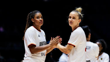 Nyara Sabally (Deutschland, 8), Leonie Fiebich (Deutschland, 13) gemeinsam im Warm Up

USA Basketball Showcase: USA - Deutschland Damen; The O2 Arena, London am 23.07.2024