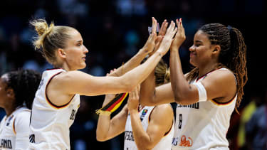 Leonie Fiebich und Nyara Sabally spielen in der WNBA im selben Team.