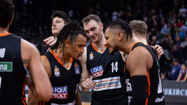 Nelson Weidemann (l.) spielt mit Ulm oben mit.