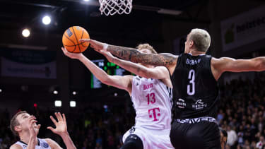 Bodie Hume (Telekom Baskets Bonn #13) wird abger?umt von Vyacheslav Bobrov (VEF Riga #3) -- Basketball Champions League, Telekom Baskets Bonn vs. VEF Riga, 10.12.2024, Telekom Dome, Bonn