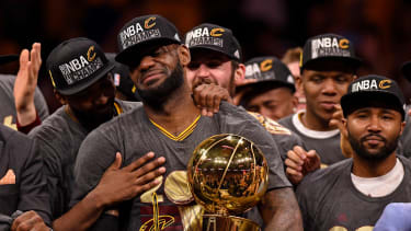 LeBron James mit der Trophäe.