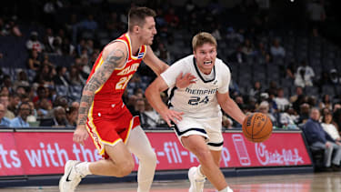 Djurisic (l.) im Duell mit Cam Spencer.