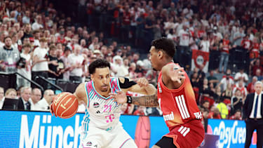 Joel Aminu im Duell mit Xavier Rathan-Mayes.