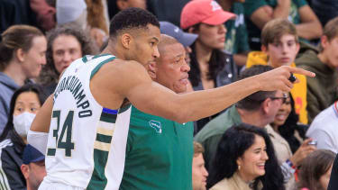 January 25, 2025, Inglewood, California, USA: Giannis Antetokounmpo 34 of the Milwaukee Bucks chats with head coach, Doc Rivers during their regular season NBA, Basketball Herren, USA game against the Los Angeles Clippers on Saturday January 25, 2025 at Intuit Dome Arena in Inglewood, California. Clippers defeat Bucks, 127-117. JAVIER ROJAS PI Inglewood USA - ZUMAp124 20250125_zaa_p124_059 Copyright: xJavierxRojasx