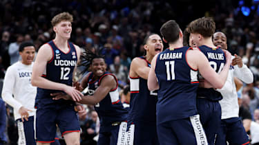 Reibe (li.) spielte sieben Minuten für die Huskies.