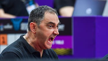 Belgiens Coach Dario Gjergja bejubelt das späte Comeback seiner Mannschaft gegen Island.