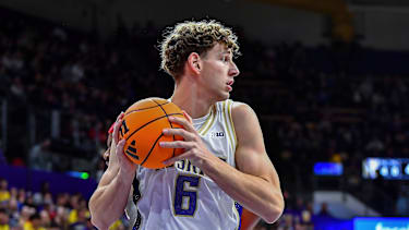 Steinbach spielte eine Saison an der University of Washington.