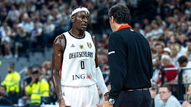 Isaac Bonga im Gespräch mit Alex Mumbru.