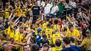 Alba feierte nach Spielende mit den Fans in München.