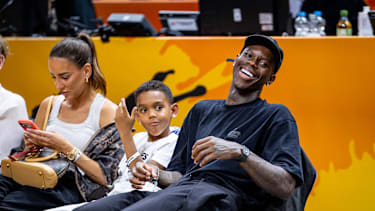 Schröder sitzt beim DBB-Spiel Courtside mit seiner Familie.