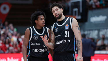 Im Bild: v.li. Ross Williams (Veolia Towers Hamburg, 34) und Davon Daniels IV (Veolia Towers Hamburg, 21) unterhalten sich. 02.01.2026, Fitness First Wuerzburg Baskets vs. Veolia Towers Hamburg, easyCredit BBL, 14. Spieltag, Deutschland, 97072, tectake-Arena Wuerzburg, *** In the picture from left Ross Williams Veolia Towers Hamburg, 34 and Davon Daniels IV Veolia Towers Hamburg, 21 talk 02 01 2026, Fitness First Wuerzburg Baskets vs Veolia Towers Hamburg, easyCredit BBL, Matchday 14, Germany, 97072, tectake Arena Wuerzburg, Copyright: HMBxMedia xJulienxBecker