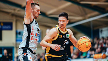 Abdulah Kameric (LOK Bernau) im Duell mit Marco Rahn (BSW Sixers, li.)