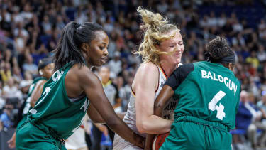 Basketball, Damen: Länderspiel, Deutschland - Nigeria, Uber Arena. Deutschlands Marie Gülich (M) gegen Blessing Ejiofor (l) und Elizabeth Balogun aus Nigeria.