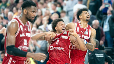 22.2.2026, Basketball, Herren, BMW Top Four 2026, Final Four, Finale, Alba Berlin - BMA 365 Bamberg Baskets, Demarcus Marquette Dämonin (Bamberg Baskets, Mitte), Ibrahim Watson (Bamberg Baskets, re.) und Ejofor Onu (Bamberg Baskets, li.) jubeln nach Spielende.) München SAP Garden Bayern Deutschland *** 22 2 2026, Basketball, Men, BMW Top Four 2026, Final Four, Final, Alba Berlin BMA 365 Bamberg Baskets, Demarcus Marquette Dämonin Bamberg Baskets, center , Ibrahim Watson Bamberg Baskets, right and Ejofor Onu Bamberg Baskets, left cheer after the end of the game Munich SAP Garden Bayern Germany