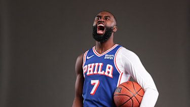 Jaylen Brown beim Photoshoot mit seinem neuen Team.