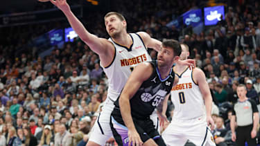 Nikola Jokic im Kampf um den Rebound.