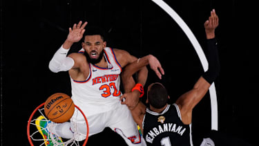 Karl-Anthony Towns im Duell mit Victor Wembanyama unter dem Korb.