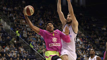 Kostja Mushidi attackiert den Korb.