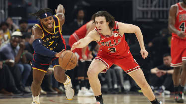 Giddey und Hield kämpfen um den Ball.