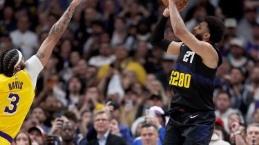 Jamal Murray trifft über Anthony Davis hinweg zum Sieg für Denver