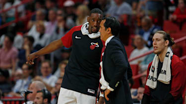 Eric Spoelstra im Gespräch mit Bam Adebayo