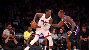 Adebayo (li.) und Dwight Howard (re.) standen sich nur wenige Male direkt gegenüber. Nun hat der Heat-Big den Hall-of-Famer in einer Kategorie abgelöst.