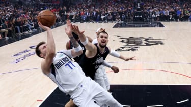 Luka Doncic von den Dallas Mavericks vorbei an Ivica Zubac von den L.A. Clippers in der Crypto.com Arena in Los Angeles