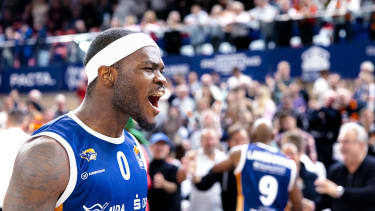 Crockett Jr. erzielte 15 Punkte in der Schlussphase.