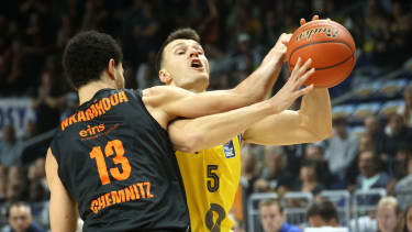 20.10.2024, Uber-Arena, Berlin, DEU, easyCredit BBL, ALBA vs. NINERS Chemnitz,  
im Bild   Yanni Wetzell (ALBA Berlin #5), Olivier Nkamhoua (Chemnitz #13)

Foto: Juergen Engler / nordphoto GmbH