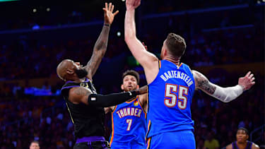 Isaiah Hartenstein stört LeBron James